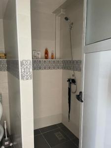 uma casa de banho com chuveiro em Appartement- Terrasse sublime em El Jadida