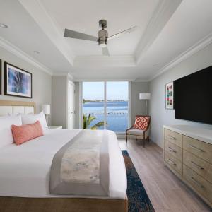 Sunseeker Resort Charlotte Harbor في بورت شارلوت: غرفة نوم بسرير كبير وتلفزيون بشاشة مسطحة