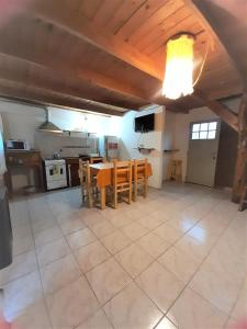 エル・ボルソンにあるApartamento El Bolsón BTC 2のテーブルと椅子のあるキッチンとダイニングルーム +5枚の写真