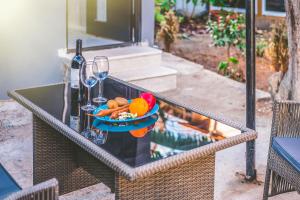 Una mesa con un bol de fruta y copas de vino. en HB apartments Aghmashenebeli III, en Tiflis