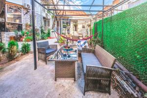 Un patio con una hamaca y una mesa y sillas. en HB apartments Aghmashenebeli III, en Tiflis