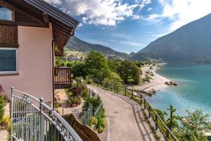 einen Balkon eines Hauses mit Seeblick in der Unterkunft Lo scrigno del lago Molveno Trento in Molveno
