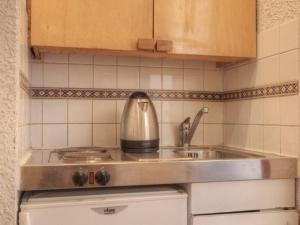 Dapur atau dapur kecil di Appartement Saint-Chaffrey , 1 pièce, 3 personnes - FR-1-330E-67