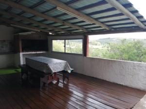 ビージャ・セラナにあるCabaña Jacarandáのテーブルと大きな窓が備わる客室です。