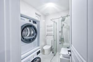 y baño blanco con lavadora. en HB apartments Aghmashenebeli III, en Tiflis