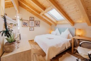 a bedroom with a bed and a skylight at Das Mountain Getaway - Luxury Penthouse Stubai Super Card in Fulpmes