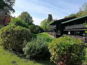 een gebouw met struiken voor een tuin bij Begonie in Siegsdorf