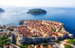 eine Luftansicht einer Stadt auf dem Wasser in der Unterkunft Apartment Cameleon in Dubrovnik