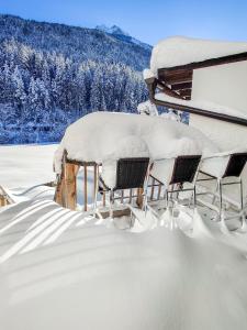 eine Sitzgruppe im Schnee in der Unterkunft DMG - 'The Luxury Penthouse' in Fulpmes