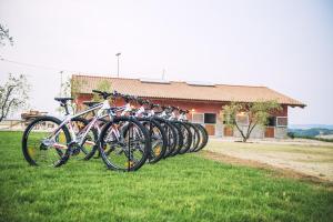 una fila de bicicletas estacionadas frente a un edificio en Glamping Diacceroni, en Villamagna