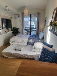 1 dormitorio con cama y ventana en Casa Lucas en Tagaytay