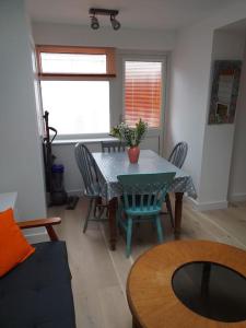 The Studio is bright, airy and comfortable.的休息区