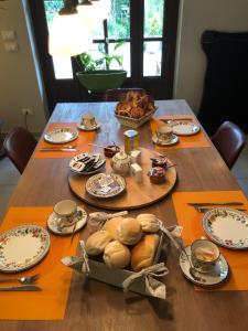 een tafel met eten en brood erop bij La Piccola Scoperta in Acqui Terme