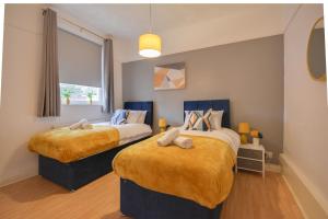 1 dormitorio con 2 camas y ventana en Home Perfect for Contractors - Free Parking and Free WI-FI, en Wallasey