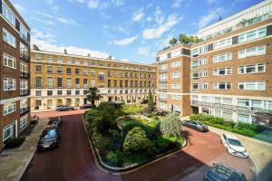 una vista aérea de un edificio con coches aparcados en un aparcamiento en Spacious 1 Bed next to Baker St en Londres