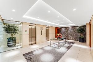 an office lobby with a table and potted plants at Spacious 1 Bed next to Baker St in London