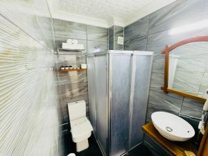 A bathroom at Fuda Hotel