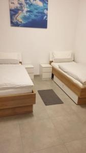 Zimmer mit 2 Betten und Wandgemälde in der Unterkunft Ferienwohnung in Bochum