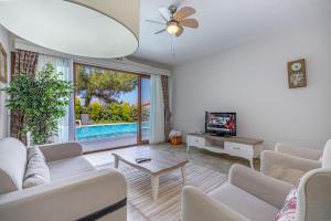 A television and/or entertainment centre at Alya Villa Butik Hotel