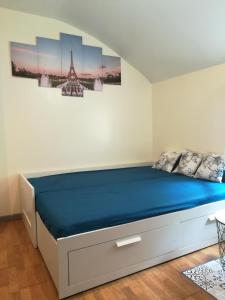 a bedroom with a bed with a blue mattress at Studio Le Palmier - Paris Gare du Nord en 15 min - in Deuil-la-Barre