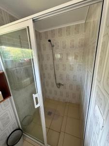 eine Dusche mit Glastür im Bad in der Unterkunft Habitación con baño privado 