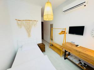 A television and/or entertainment centre at Fuda Hotel