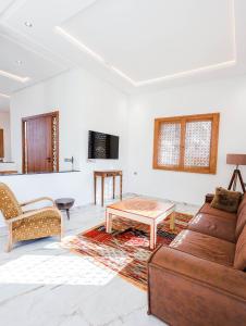 uma sala de estar com um sofá e uma mesa em Villa Africa em Essaouira