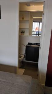 サンパウロにあるVN Bom Retiroのバスルーム(トイレ付)、窓が備わる客室です。