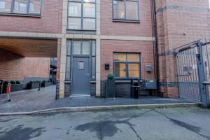 a brick building with a door on a street at Stunning Three Bedroom Townhouse In The Jewellery Quarter, Birmingham City Centre Sleeps 5- Free Parking in Birmingham