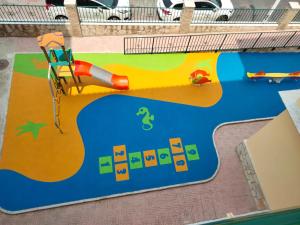 un parque de juegos con una piscina de juguetes y una silla en Apartamentos Satse Moncofa, en Moncófar