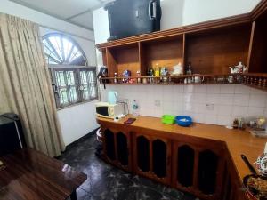 Dapur atau dapur kecil di Sarojeni Apartments and Rooms +5 gambar