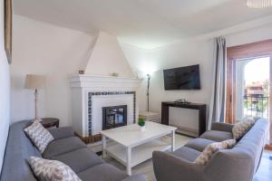 sala de estar con sofá y chimenea en Beautiful 5 Bedroom Villa, Sea Views, Private Pool, Estepona newly refurbished, en Estepona