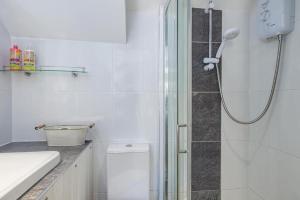 艾薩克港的住宿－Homestead，带淋浴和卫生间的白色浴室