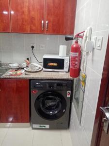 cocina con lavadora en la encimera en ORIENT TOWER AJMAN en Ajman 
