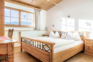 Łóżko lub łóżka w pokoju w obiekcie Appartement Arnoldgut