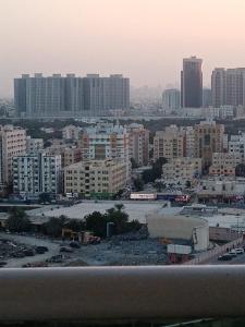 Vistas a una ciudad con edificios en el fondo en ORIENT TOWER AJMAN en Ajman 