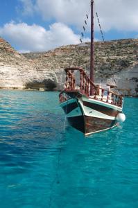 a group of people on a boat in the water at El Mosaico Del Sol in Lampedusa