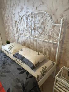 uma cama com cabeceira de metal num quarto em Stone Apartment em Tessalônica