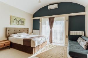 sypialnia z łóżkiem i kanapą w obiekcie Blackmoon Villa Edirne w mieście Edirne