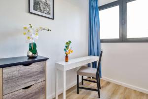 a room with a desk and a chair and a window at Studio Design Près du Metro in Montrouge