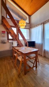 comedor con mesa de madera y sillas en Apartment for 6 people in the heart of Valberg resort en Valberg