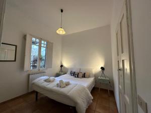 - une chambre avec un grand lit blanc et une fenêtre dans l'établissement Free parking - 700 m dalla spiaggia - ROME airport - Roseto Villa Dream, à Fregene