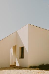 um grande edifício branco com uma porta em Casa Modesta em Olhão