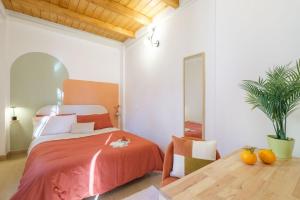 Schlafzimmer mit einem Bett und einem Tisch in der Unterkunft [Piazza Maggiore] Il Sentiero - Villa with garden in Bologna