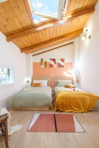 2 Betten in einem Schlafzimmer mit Dachfenster in der Unterkunft [Piazza Maggiore] Il Sentiero - Villa with garden in Bologna