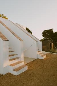 um conjunto de escadas que levam a uma casa em Casa Modesta em Olhão