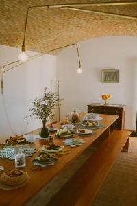 una mesa de madera con platos de comida. en Casa Modesta, en Olhão