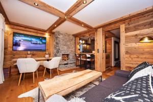ein Wohnzimmer mit Holzwänden und einem TV in der Unterkunft Rue du Zier 20, Résidence Le Green, 2BR, SuperView!! in Lens