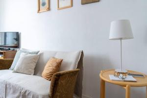 - un salon avec un canapé et une table dans l'établissement Studio Apartment in Katajanokka, à Helsinki