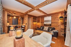 ein Wohnzimmer mit Holzwänden und Holzdecken in der Unterkunft Rue du Zier 20, Résidence Le Green, 2BR, SuperView!! in Lens